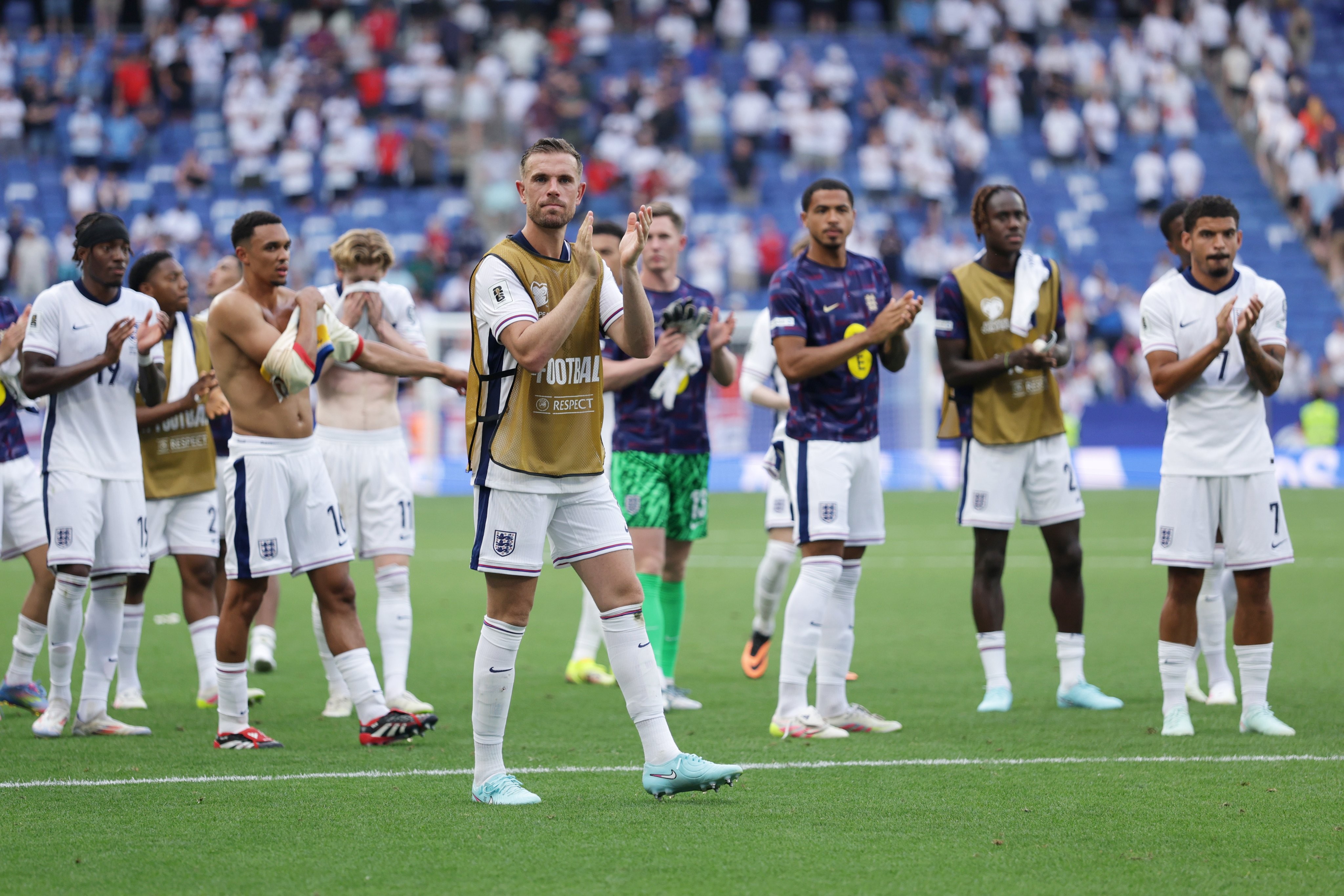 包含英格兰客场完胜塞尔维亚，三连胜领跑小组的词条