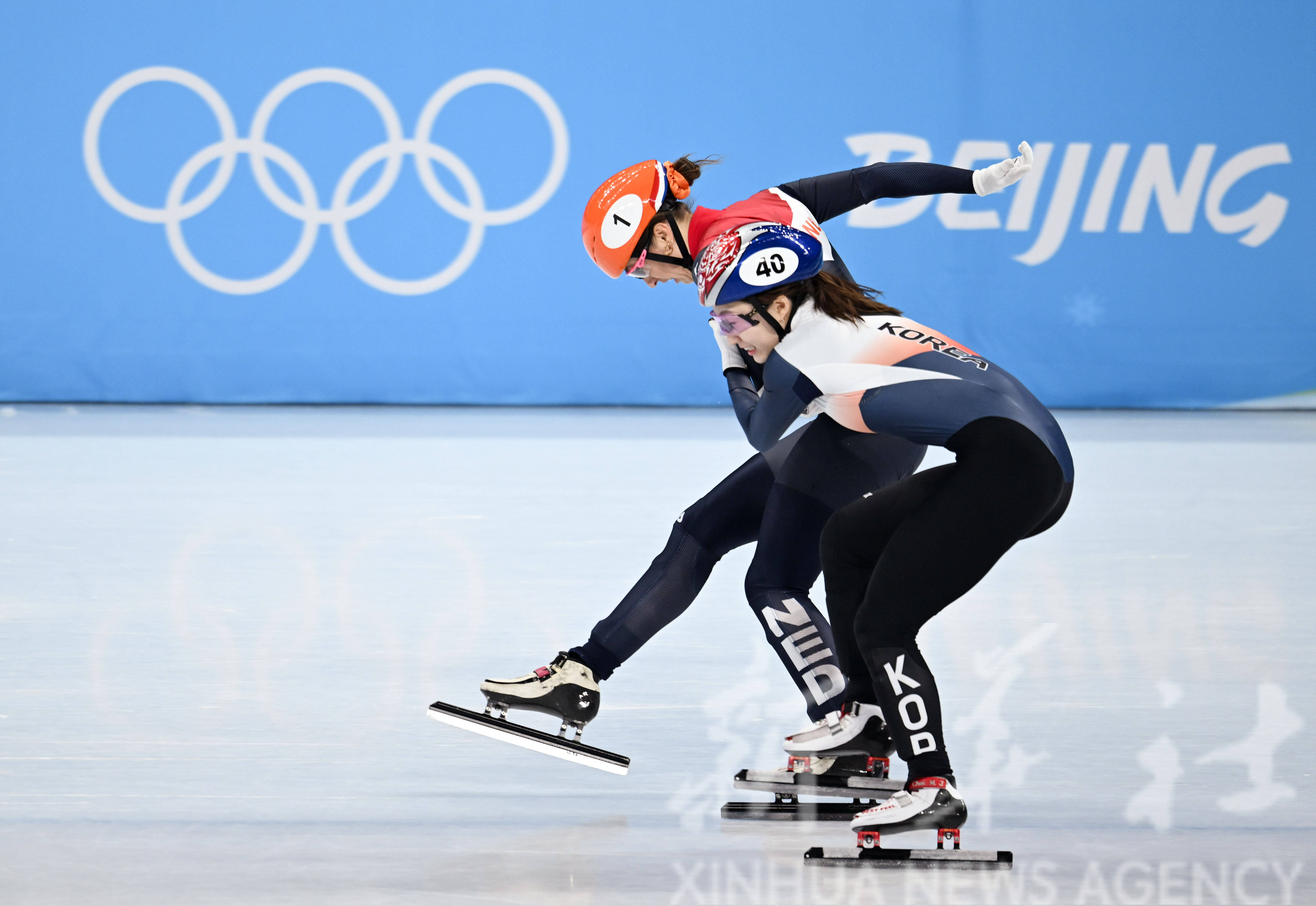 短道速滑女子组比赛，荷兰选手夺冠