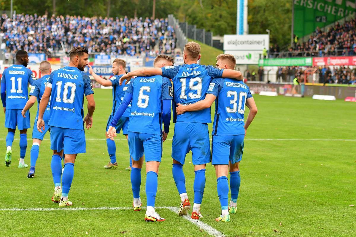 阿贾克斯凭借高效进攻获胜，锁定小组第二出线的简单介绍