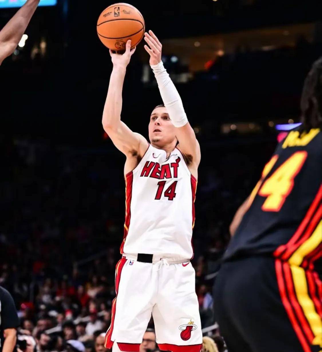 老鹰队逆袭热火，夺得季后赛资格