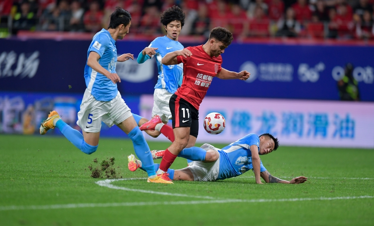 包含国内足球联赛中的较量对争激烈，赛场上热闹非凡的词条