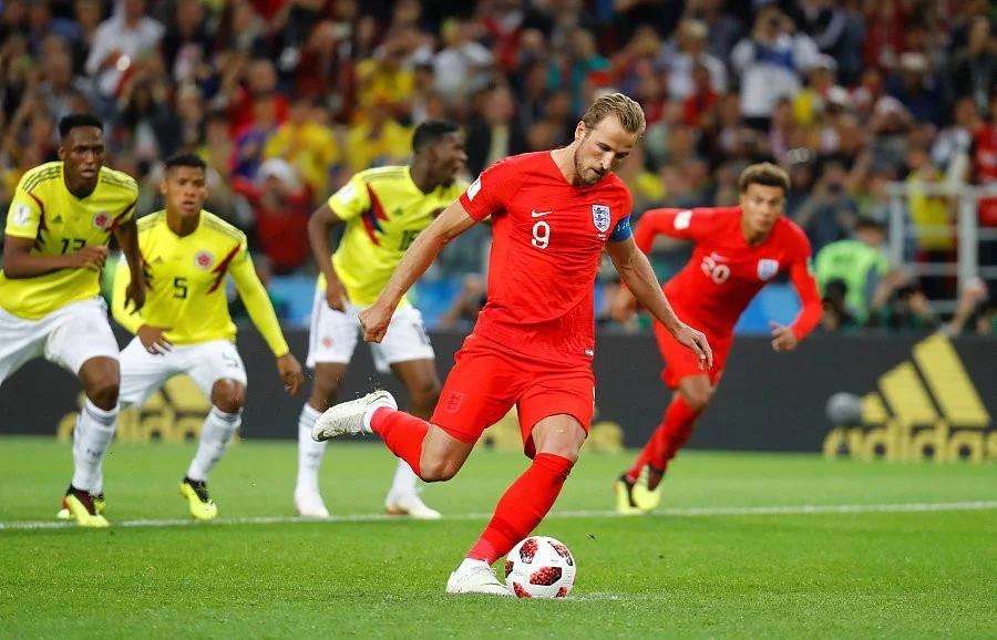 瑞士翻盘哥伦比亚，皮克带队取胜